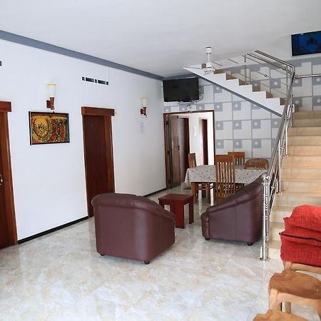 Yaarl Holiday Inn Jaffna Buitenkant foto