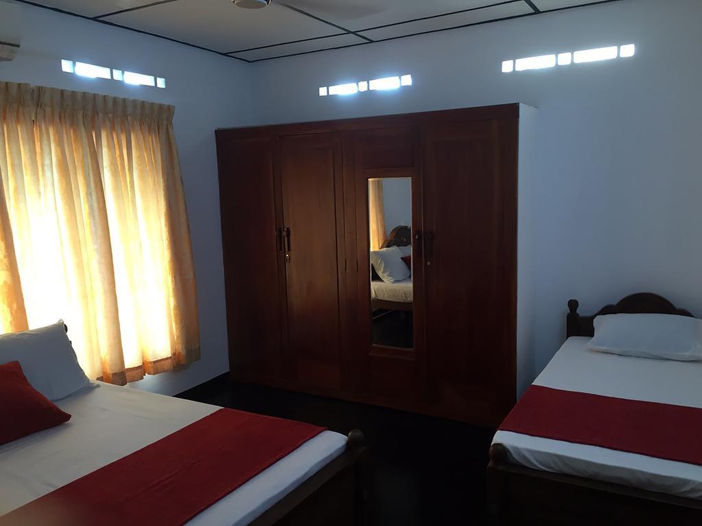 Yaarl Holiday Inn Jaffna Buitenkant foto