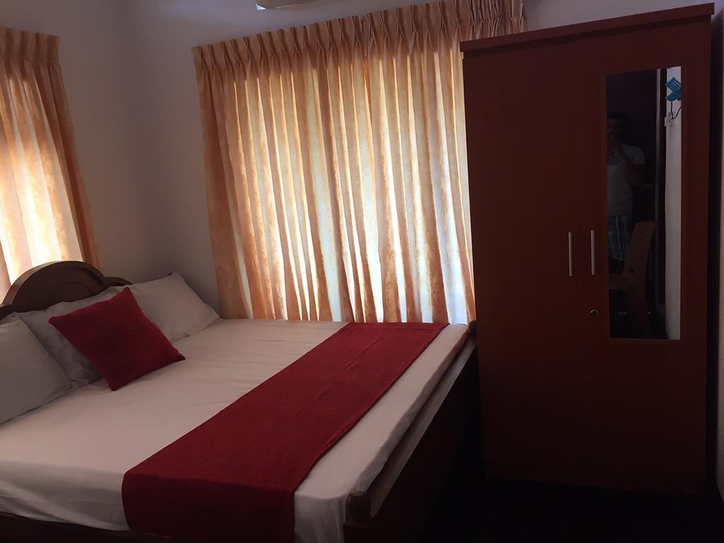 Yaarl Holiday Inn Jaffna Buitenkant foto