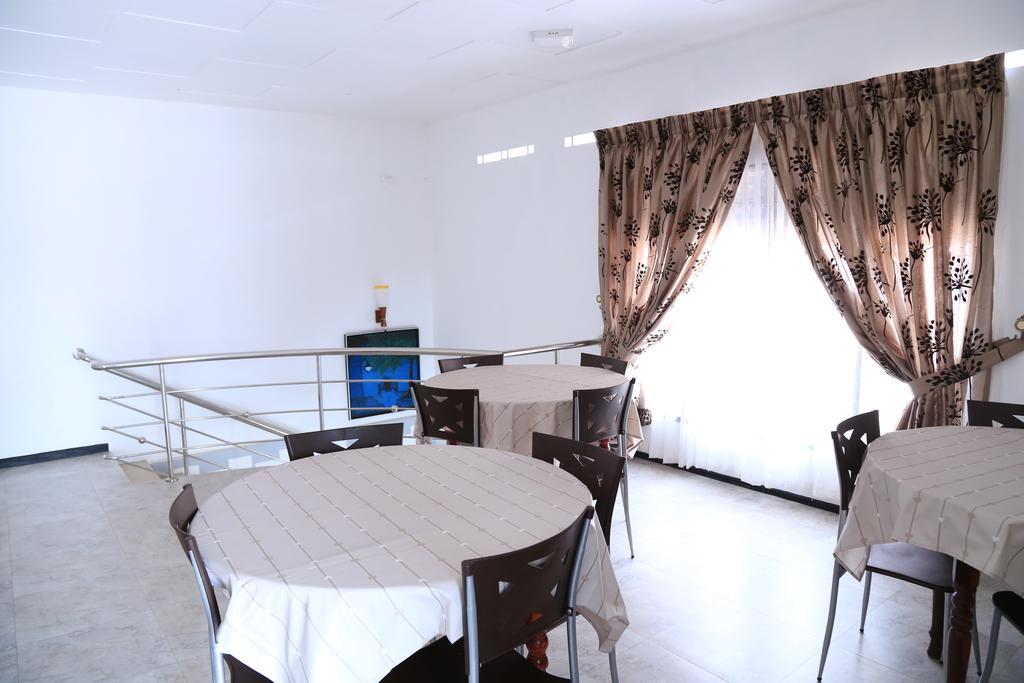 Yaarl Holiday Inn Jaffna Buitenkant foto