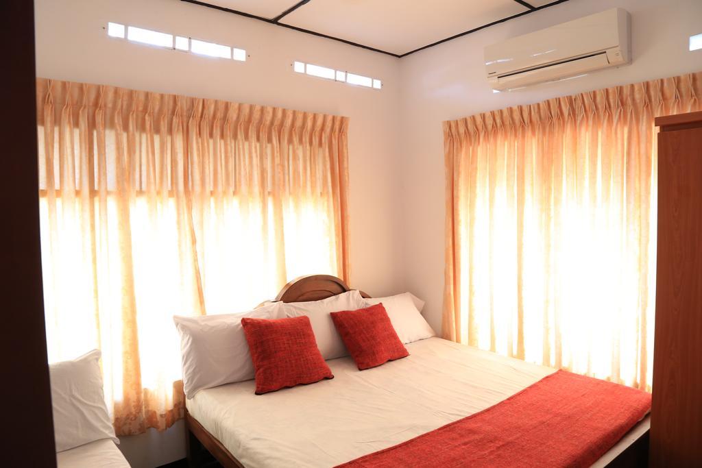 Yaarl Holiday Inn Jaffna Buitenkant foto