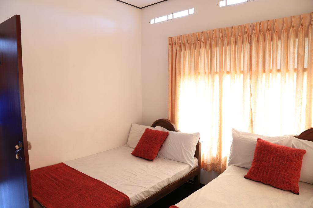 Yaarl Holiday Inn Jaffna Buitenkant foto