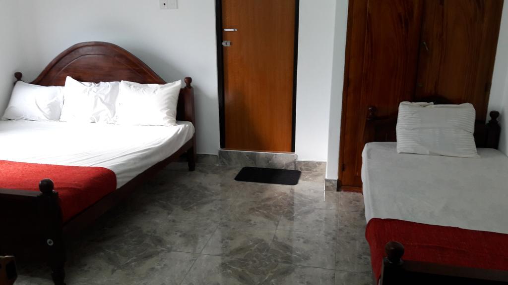 Yaarl Holiday Inn Jaffna Buitenkant foto