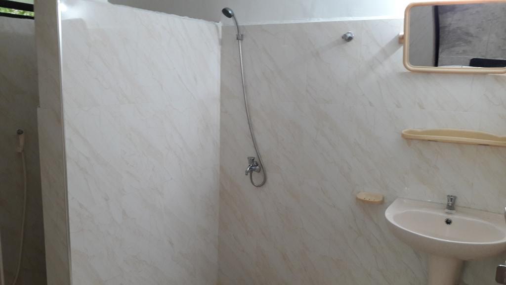 Yaarl Holiday Inn Jaffna Buitenkant foto