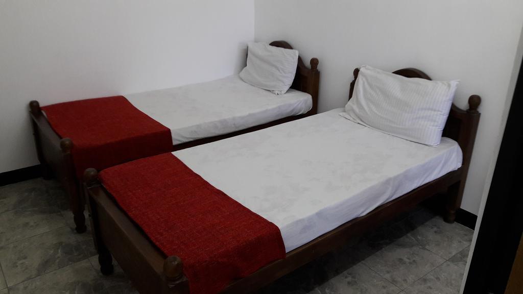 Yaarl Holiday Inn Jaffna Buitenkant foto