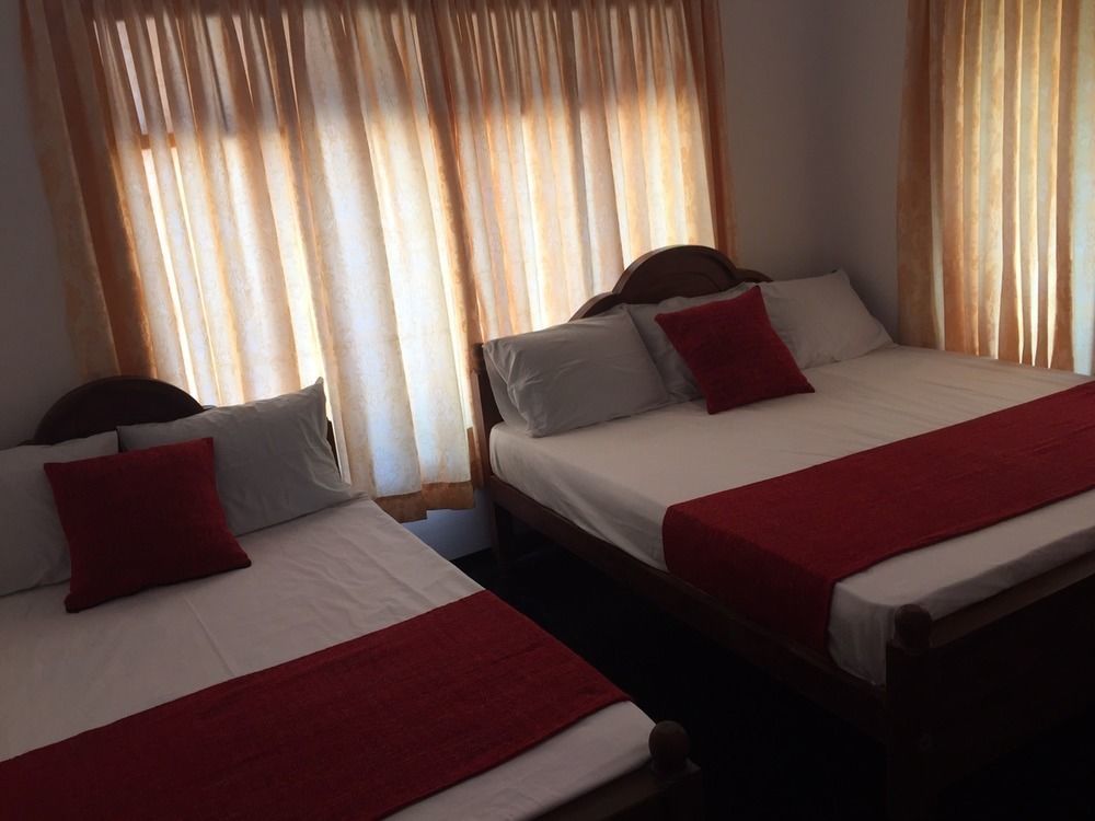 Yaarl Holiday Inn Jaffna Buitenkant foto