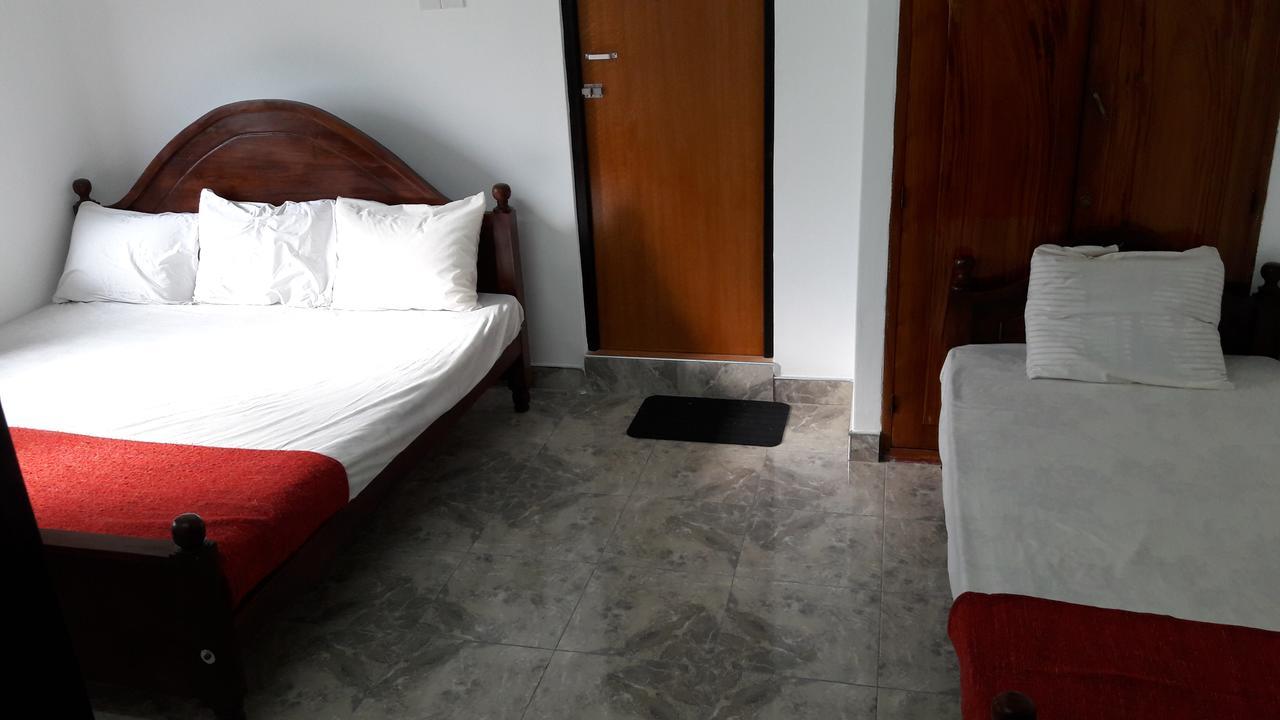Yaarl Holiday Inn Jaffna Buitenkant foto